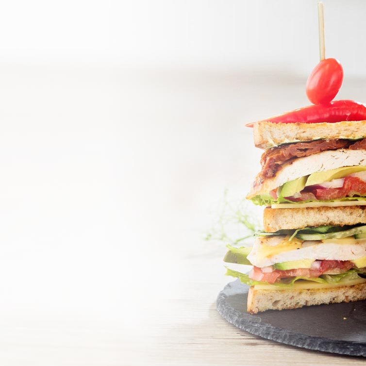 Herkullinen Chicken & Avocado Club -leipä, jossa käytetty kolesteria alentavaa Alentaja-levitettä