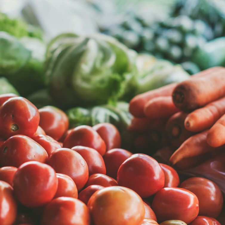 Raikkaita ja kypsiä tomaatteja sekä porkkanoita osana terveellistä ruokavaliota